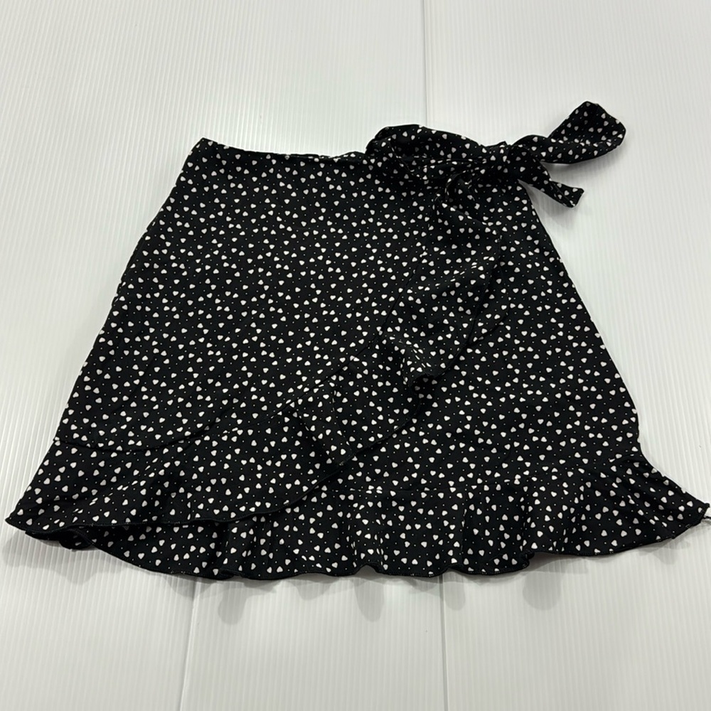J23. SHEIN Black Heart‎ Patterned Skirt (XS)